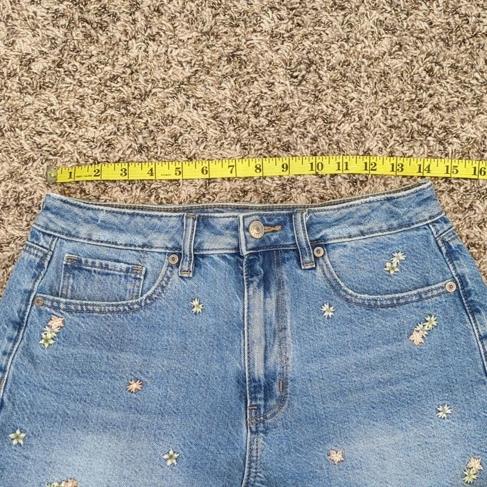 American Eagle bue floral embroidered high rise denim cut off mom shorts - Picture 4 of 11